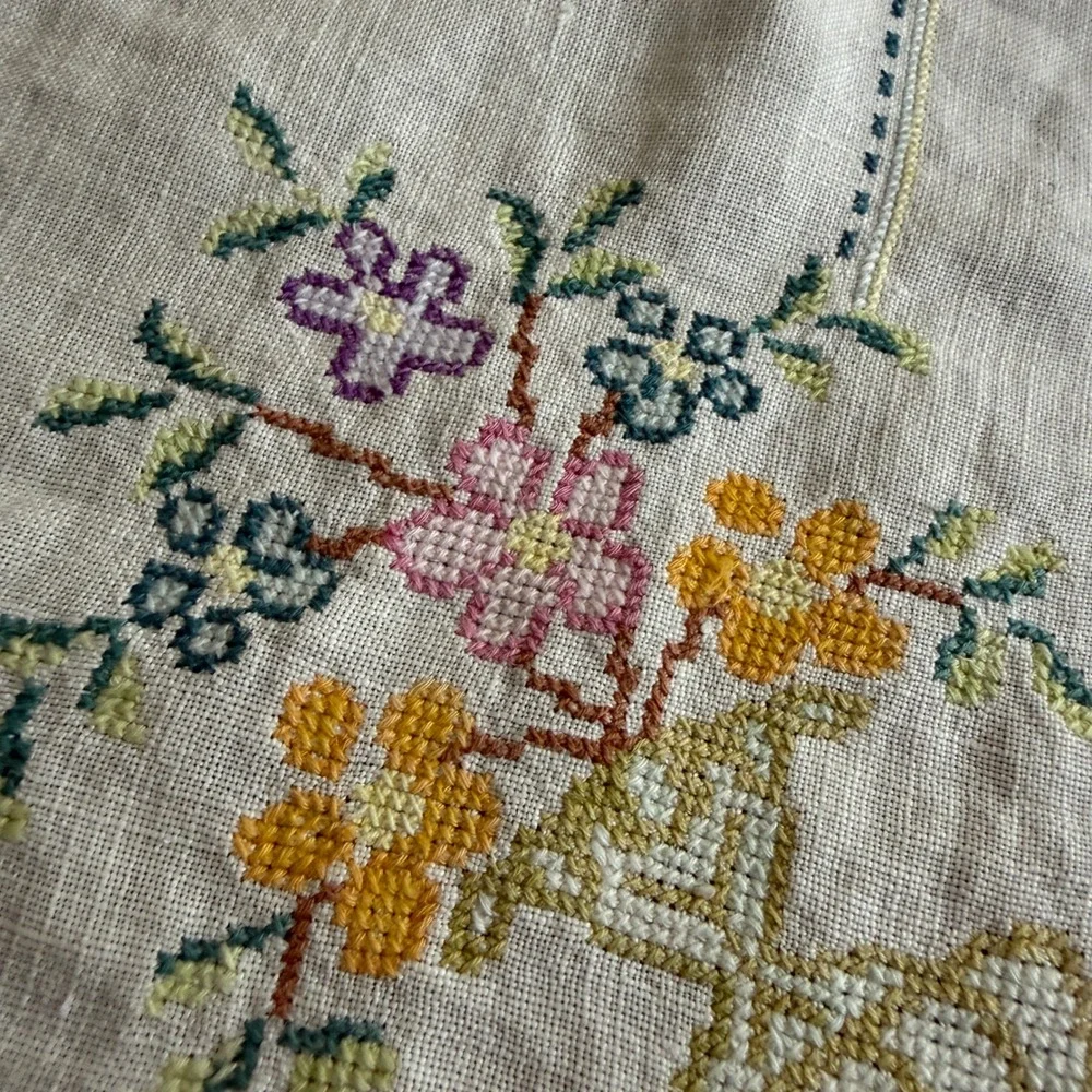 Vintage Hand Embroidered Linen Tablecloth Floral Cross Stitch White Lace 33